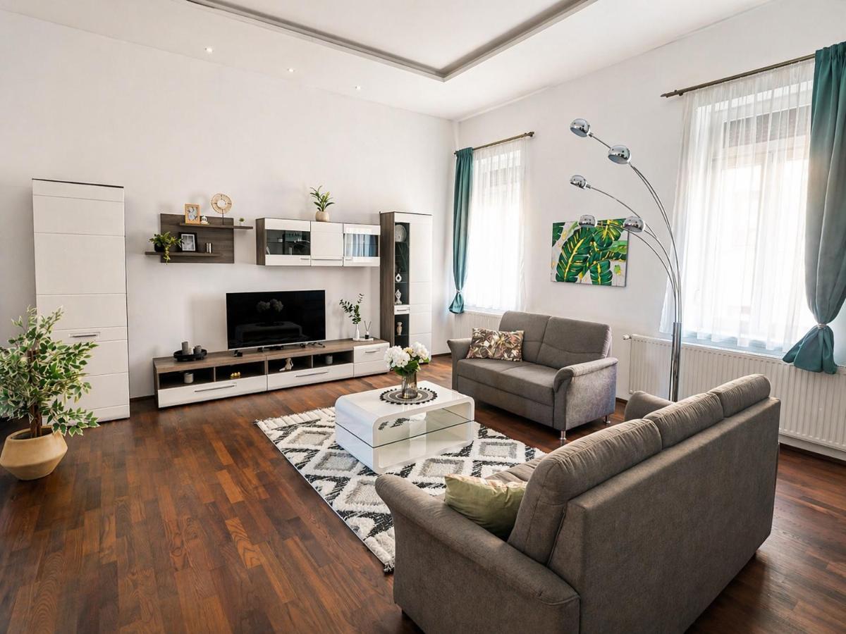 Jókai Apartman Pécs tágas nappali Smart TV-vel