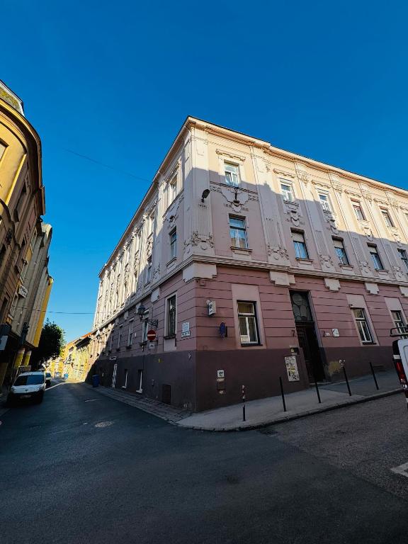 Jókai utca belvárosi épület homlokzata Pécsen